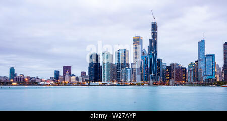 Chicago Illinois d'horizon, l'heure du coucher du soleil. Vue panoramique du front de mer de la ville de Chicago gratte-ciel lumineux, ciel nuageux dans la soirée Banque D'Images