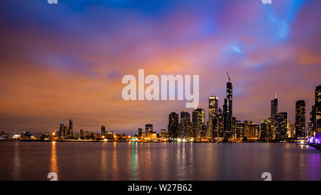 Chicago Illinois d'horizon, l'heure du coucher du soleil. Vue panoramique du front de mer de la ville de Chicago gratte-ciel lumineux, ciel nuageux dans la soirée Banque D'Images