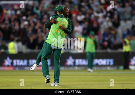 Dwaine Pretorius et Andile Phehlukwayo, en Afrique du Sud, célèbrent la victoire sur l'Australie lors du match de la coupe du monde de cricket de l'ICC à Emirates Old Trafford, Manchester. Banque D'Images