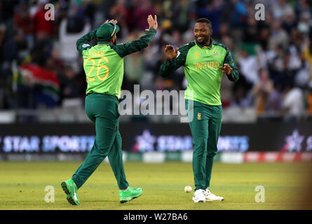 L'Afrique du Sud et Andile Phehlukwayo Dwaine Pretorius célèbrent la victoire sur l'Australie au cours de l'ICC Cricket World Cup Match à phase de groupes unis Old Trafford, Manchester. Banque D'Images