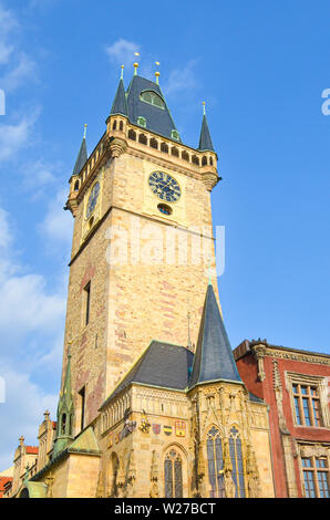 Photo verticale de l'Ancien hôtel de ville de Prague, en République tchèque. Prises au cours de matin heure d'or d'en bas contre le ciel bleu. Journée ensoleillée. Destination touristique célèbre. Belle Bohême, République tchèque. Banque D'Images