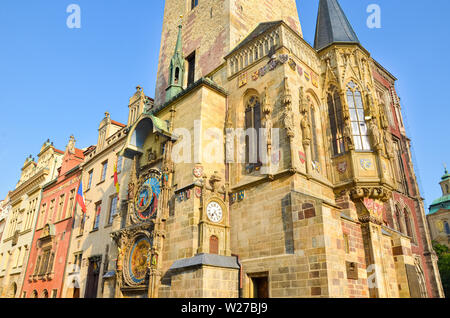 Célèbre horloge astronomique de Prague, l'Orloj, sur l'Ancien hôtel de ville de Prague, République tchèque. Photographié au cours matin heure d'or. Place de la vieille ville. Célèbre monument, lieu touristique. La Tchèquie. Banque D'Images