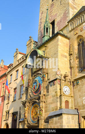 Belle horloge astronomique de Prague, l'Orloj, situé sur la place de la vieille ville dans le centre historique de Prague, République tchèque. Une partie de l'Ancien hôtel de ville. Heure d'or. Attraction touristique. Célèbre site. La Tchèquie. Banque D'Images