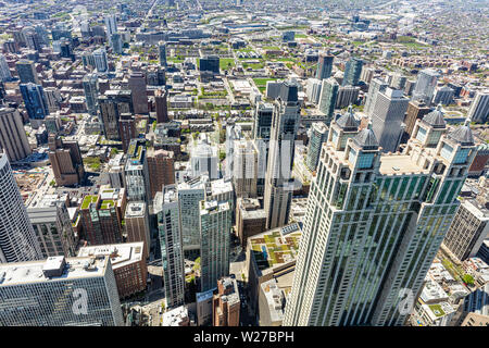 Chicago cityscape vue aérienne, journée de printemps. Les immeubles de grande hauteur arrière-plan. Portrait de skydeck Banque D'Images