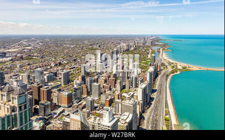 Chicago cityscape vue aérienne, journée de printemps. Les immeubles de grande hauteur et le lac Michiganl, fond de ciel bleu. Portrait de skydeck Banque D'Images