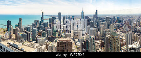 Panorama de Chicago. Cityscape vue aérienne, journée de printemps. Les immeubles de grande hauteur et le lac Michiganl, fond de ciel bleu. High angle vue panoramique de skyde Banque D'Images