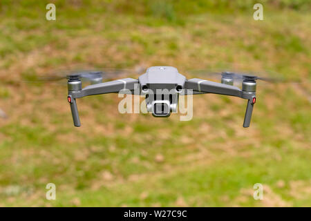 Avis de consommateur moderne drone avec appareil photo en mode stationnaire à l'extérieur de la tourelle Banque D'Images