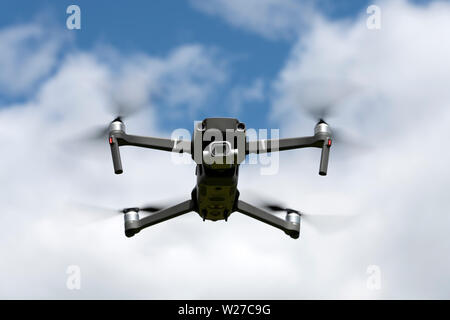 Avis de consommateur moderne drone avec appareil photo en mode stationnaire à l'extérieur de la tourelle Banque D'Images