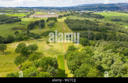 Vue aérienne itinéraire (à l'ouest) du mur d'Antonin romain au Château rugueux, région centrale, Ecosse, Royaume-Uni Banque D'Images