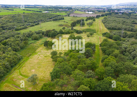 Vue aérienne de château fort emplacement ( à l'ouest de mur romain) au Château rugueux, région centrale, Ecosse, Royaume-Uni Banque D'Images