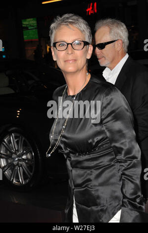 LOS ANGELES, CA. 04 novembre 2010 : Jamie Lee Curtis lors de la première mondiale de 'Love & Autres drogues" comme la soirée d'ouverture de gala l'AFI Fest 2010 au Grauman's Chinese Theatre, à Hollywood. © 2010 Paul Smith / Featureflash Banque D'Images