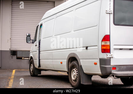 Compact blanc économique commerciale populaire mini cargo van pour des livraisons locales et les spécifications debout sur l'entrepôt de stationnement sur t Banque D'Images