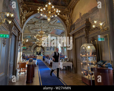 Paris, FRANCE, les gens à l'intérieur intérieur traditionnel restaurant français Brasserie, le train Bleu, dans la gare de Lyon, style de vie français authentique, paris intérieur de luxe traditionnel à la mode Banque D'Images