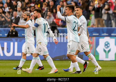 6 juillet 2019, l'Arena Corinthians Stadium, Sao Paulo, Brésil ; Copa America football international, 3ème-4ème finale des séries éliminatoires, l'Argentine et le Chili ; Paulo Dybala de l'Argentine célèbre son but pour 2-0 en 22 minutes de jeu Banque D'Images