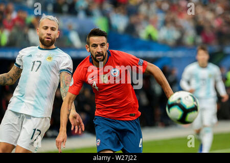 6 juillet 2019, l'Arena Corinthians Stadium, Sao Paulo, Brésil ; Copa America football international, 3ème-4ème finale des séries éliminatoires, l'Argentine et le Chili ; de l'Argentine Nicolás Otamendi devancé par Mauricio Isla du Chili Banque D'Images