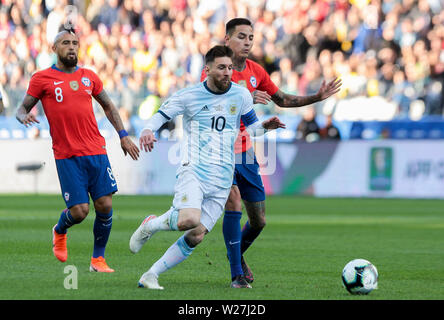 6 juillet 2019, l'Arena Corinthians Stadium, Sao Paulo, Brésil ; Copa America football international, 3ème-4ème finale des séries éliminatoires, l'Argentine et le Chili ; Lionel Messi de l'Argentine gagne devant Erick Pulgar, du Chili Banque D'Images