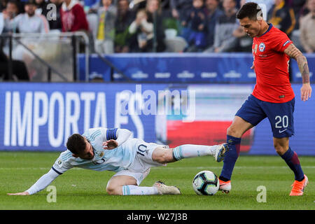 6 juillet 2019, l'Arena Corinthians Stadium, Sao Paulo, Brésil ; Copa America football international, 3ème-4ème finale des séries éliminatoires, l'Argentine et le Chili ; Lionel Messi de l'Argentine qui a été présenté par Charles Aránguiz du Chili Banque D'Images