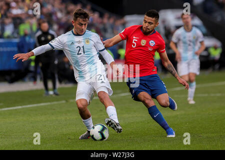 6 juillet 2019, l'Arena Corinthians Stadium, Sao Paulo, Brésil ; Copa America football international, 3ème-4ème finale des séries éliminatoires, l'Argentine et le Chili ; Paulo Dybala de l'Argentine détient au large de Paulo D&# xe;az de chili Banque D'Images