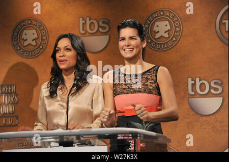 LOS ANGELES, CA. 16 décembre 2010 : Rosario Dawson (à gauche) & Angie Harmon à l'annonce des nominations pour la 17e édition des Screen Actors Guild Awards au Pacific Design Center, Los Angeles. © 2010 Paul Smith / Featureflash Banque D'Images