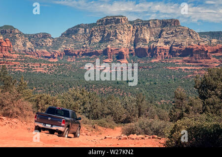 Dodge Ram Pick Up truck sur un sentier à Dry Creek Rd Sedona Arizona USA Banque D'Images