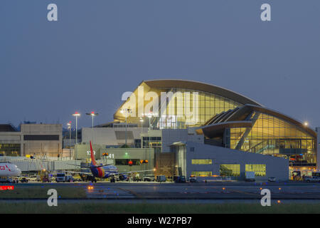 Image de la terminal Tom Bradley à l'Aéroport International de Los Angeles, LAX, au crépuscule. Banque D'Images