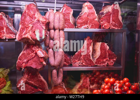 Les steaks Florentine (bistecca alla fiorentina) et les saucisses dans une trattoria typique de Florence (Italie). Le format paysage. Concept alimentaire. Banque D'Images