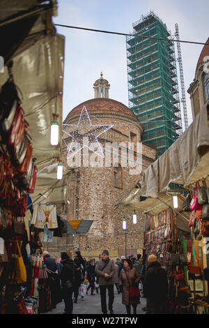 Florence, Italie - janvier 2019. Les articles en cuir et de souvenirs en vente dans le marché de San Lorenzo, l'un des plus célèbre marché de Florence. Banque D'Images