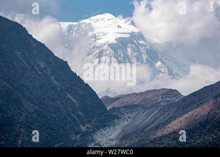 La glace et la neige énorme montagne couverte dominant de moraine et paysage rock au Népal Himalaya Banque D'Images