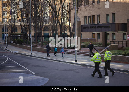 Londres, UK - Février, 2019. Les policiers qui patrouillent les rues de la ville, le célèbre quartier financier de Londres. Banque D'Images