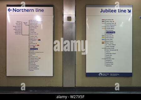 Londres, UK - Février, 2019. Des panneaux d'information à l'intérieur d'une station de métro (station de métro) dans le centre de Londres. Banque D'Images