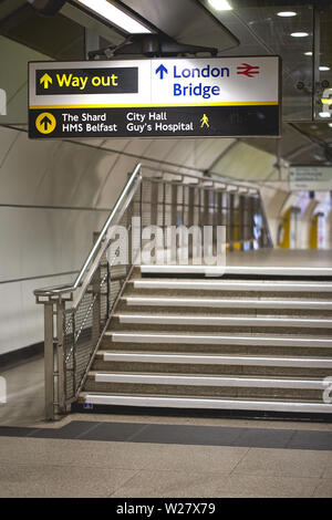 Londres, UK - Février, 2019. Des couloirs à l'intérieur d'une station de métro (station de métro) dans le centre de Londres. Banque D'Images