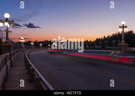 Le Colorado Street Bridge à Pasadena au crépuscule civil. Ce pont a été désigné National Historic civil Engineering Landmark. Banque D'Images