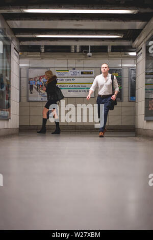 Londres, UK - Février, 2019. Des couloirs à l'intérieur d'une station de métro (station de métro) dans le centre de Londres. Banque D'Images