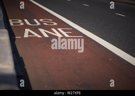 Un bus peint rouge vide Lane dans le centre de Londres. Le format paysage. Banque D'Images