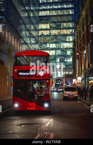 Londres, UK - Février, 2019. Un nouveau rouge double-decker bus près de la Station London Bridge avec le fragment sur l'arrière-plan. Banque D'Images