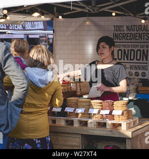 Londres, UK - Mars, 2019. Un street food des biscuits dans un marché d'alimentation à proximité du Royal Festival Hall de Southbank. Banque D'Images