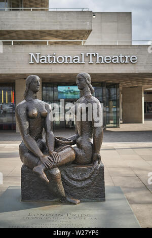 Londres, UK - avril 2019. Les statues de bronze à l'extérieur du Théâtre national de South Bank, l'un des meilleurs exemple de l'architecture brutaliste. Banque D'Images