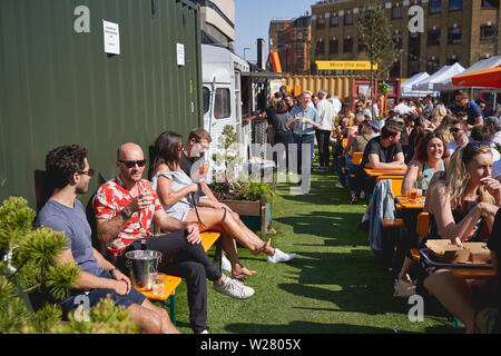 Londres, Royaume-Uni - mai 2019. Les jeunes ayant des boissons dans le vinaigre, de Cour une nouvelle cuisine de rue et marché de l'art près de London Bridge Station. Banque D'Images