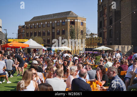 Londres, Royaume-Uni - mai 2019. Les jeunes ayant des boissons dans le vinaigre, de Cour une nouvelle cuisine de rue et marché de l'art près de London Bridge Station. Banque D'Images