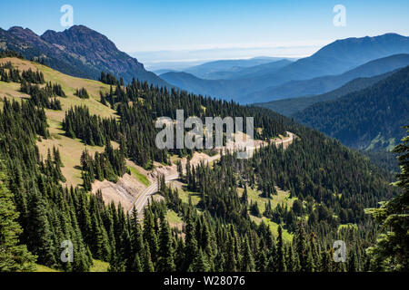 Hurricane Ridge, Olympic National Park, Washington, USA. Vue sur montagne et route à partir d'un sentier de randonnée. Banque D'Images