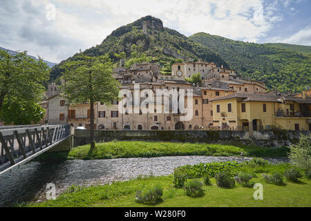 Scheggino (Ombrie), Italie - mai 2019. Vue sur la ville médiévale de Otricoli en Ombrie. Banque D'Images