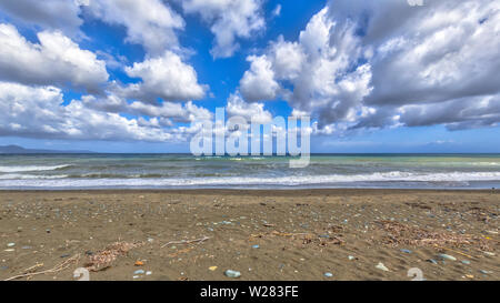 Plage méditerranéenne avec des pierres et des nuages sur l'île de Chypre Banque D'Images