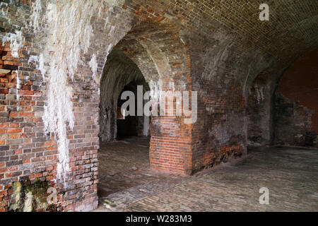 Casemates à Fort Morgan, l'Alabama. La substance blanche sur les murs est calcium et la chaux utilisée dans la brique et mortier lessivés au fil du temps. Banque D'Images