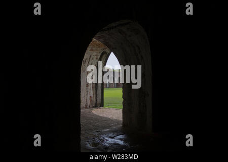 En regardant à travers les arches casemate vers la place d'armes à Fort Morgan, l'Alabama. Banque D'Images