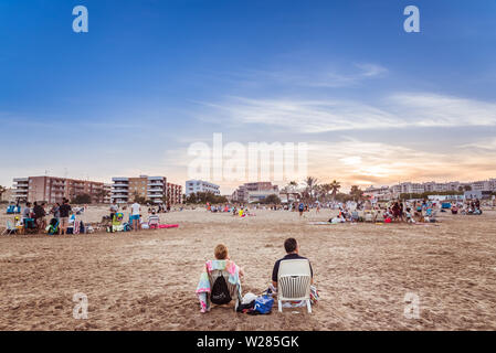 Valencia, Espagne - 23 juin 2019 : Mature couple marié reposant sur des chaises de plage donnant sur la ville. Banque D'Images