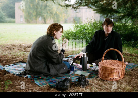 TOM BURKE et honneur SWINTON BYRNE DANS LE SOUVENIR (2019). Credit : BBC FILMS / Album Banque D'Images