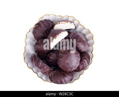 Les guimauves dans le chocolat délicieux sur la plaque. Image sur fond blanc. Banque D'Images