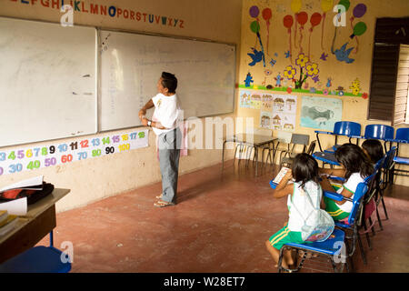 Salle de classe, l'école municipale, Boa Esperança Communauté, Cuieiras River, Amazonie, Manaus, Amazonas, Brésil Banque D'Images