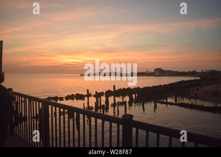 Après les pluies fin un jour de pluie à Sandy Hook, New Jersey, beaux couchers de soleil sont colorés et révélé -11 Banque D'Images