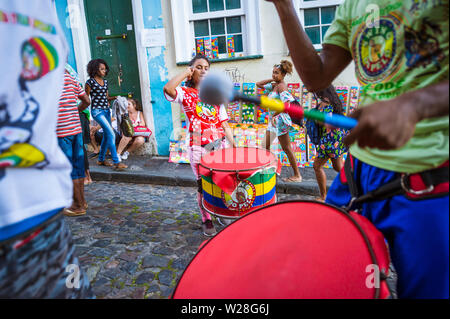 SALVADOR, BRÉSIL - Mars, 2018 : un groupe de percussionnistes effectuer dans le quartier coloré de Pelourinho, dans le cadre d'un projet social. Banque D'Images